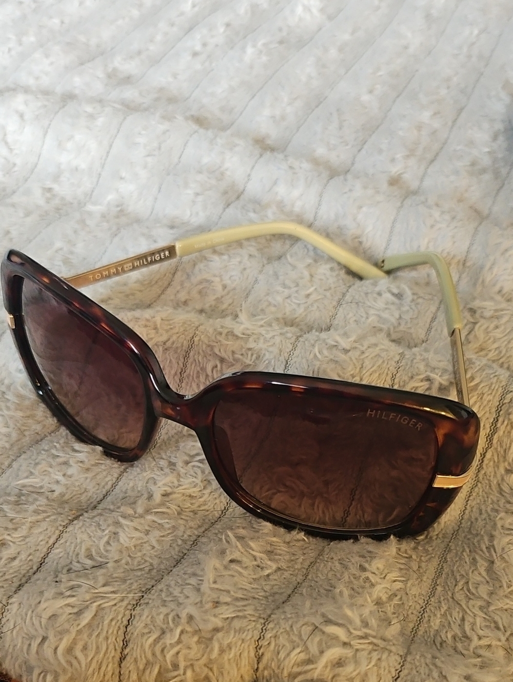 Tommy Hilfiger, and "DL62"